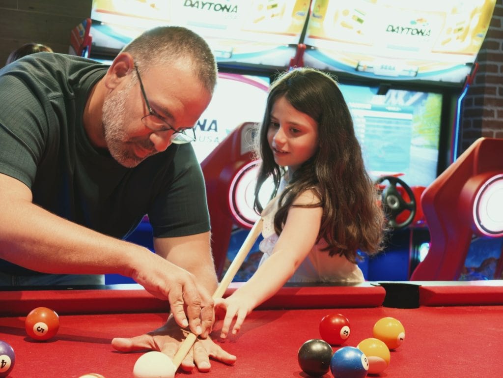 משחק ביליארד משפחתי עם אילה