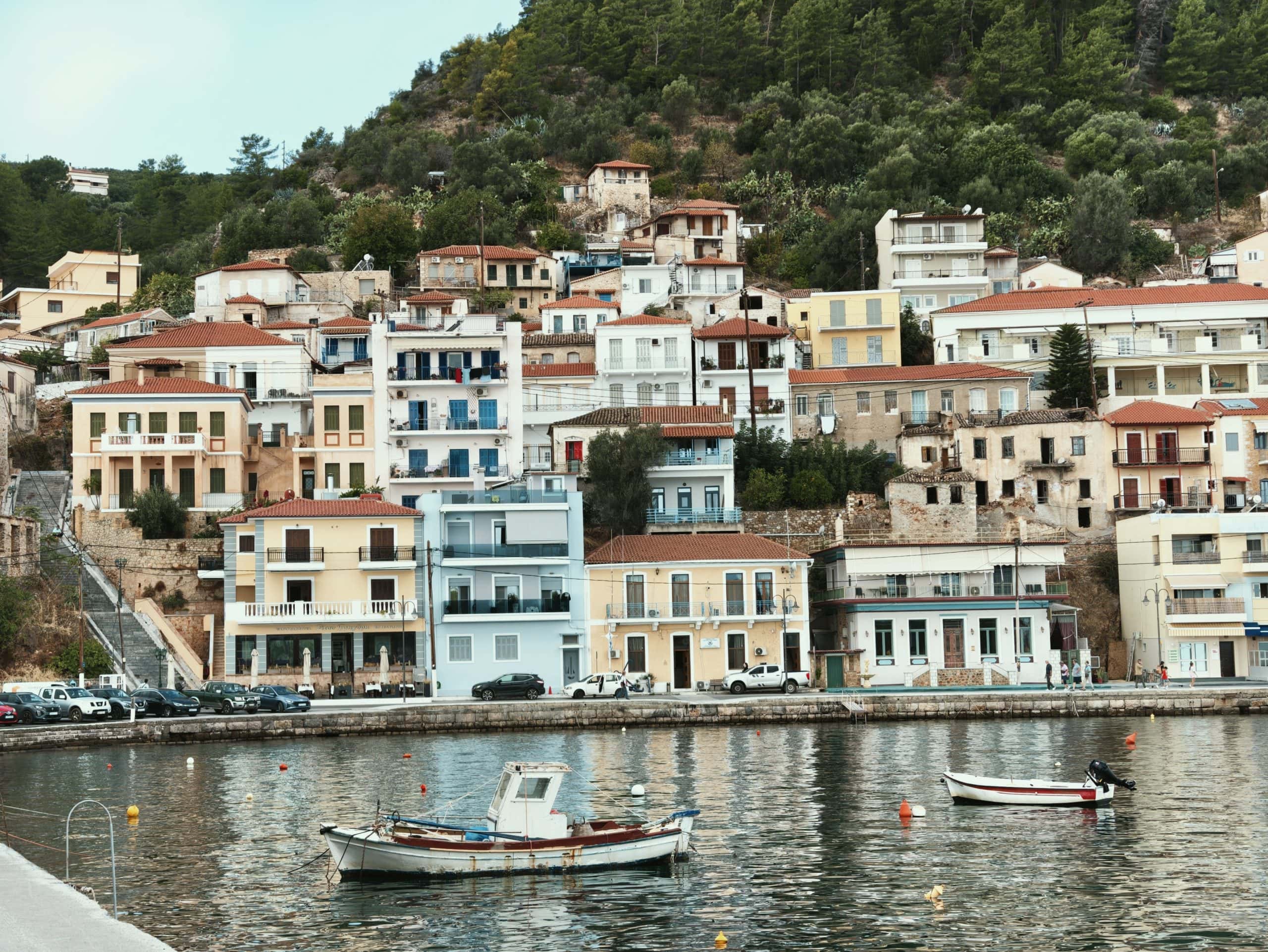 בתי גיתיו הצבעוניים וסירות הדייגים בנמל
